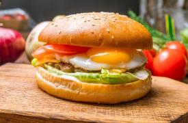 Hamburguesa casera con huevo frito dentro. 