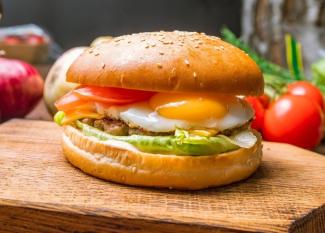 Hamburguesa casera con huevo frito dentro