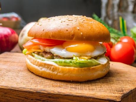 Hamburguesa casera con huevo frito dentro. Recetas divertidas