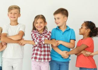 Amistad en la infancia: importancia, evolución y el papel de los padres