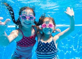 ¿Se puede contagiar un niño de piojos en la piscina?