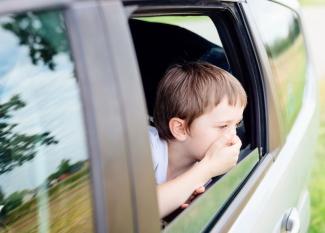 Cómo prevenir los mareos de los niños en viajes en coche