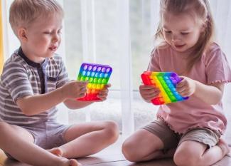 Cómo ayudan los juguetes Pop It a calmar el estrés de los niños