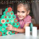 Calendario de Adviento con forma de árbol de Navidad. Manualidades con rollos de papel