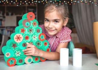 Calendario de Adviento con forma de árbol de Navidad. Manualidades con rollos de papel