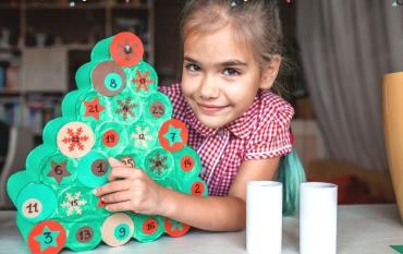 Calendario de Adviento con forma de árbol de Navidad. Manualidades con rollos de papel