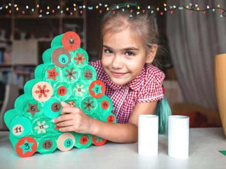 Calendario de Adviento con forma de árbol de Navidad. Manualidades con rollos de papel