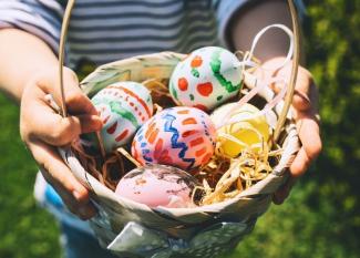 Decora un huevo de Pascua paso a paso. Manualidades infantiles