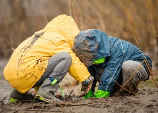 Por qué debes dejar que tus hijos jueguen en el barro