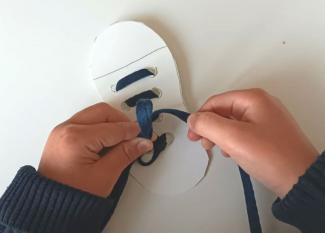 plantilla de zapatilla para aprender a atarse los cordones
