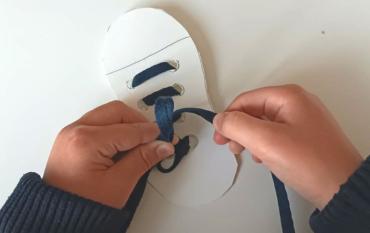Manualidades infantiles: plantilla de zapatilla para aprender a atarse los cordones