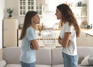 Cómo evitar discutir con tu hijo o hija adolescente
