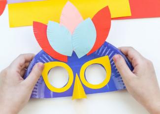 Máscara de Carnaval con un plato de plástico para disfraces infantiles