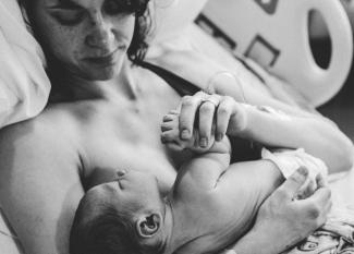 16 beneficios del piel con piel con el bebé tras el parto