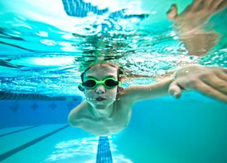 Beneficios de la natación para niños con escoliosis y cifosis