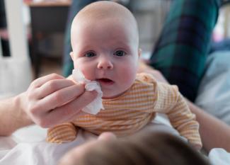 Consejos para lidiar con el babeo del bebé