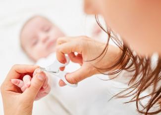 Cómo cortar las uñas al bebé