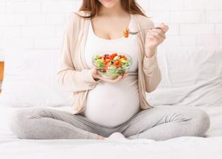 ¿Cómo debe ser la alimentación durante un embarazo múltiple?