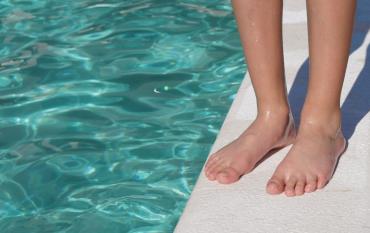 Hongos en los pies en piscinas: cómo proteger a tus hijos en verano