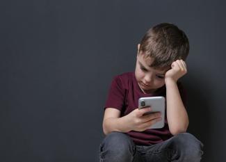 Problemas del uso excesivo del móvil en los niños