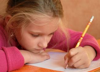 Beneficios de escribir a mano para los niños