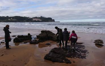 Ruta con niños a las huellas de dinosaurios de la playa de la Griega