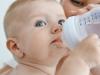Es necesario dar agua al bebé