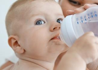 Es necesario dar agua al bebé