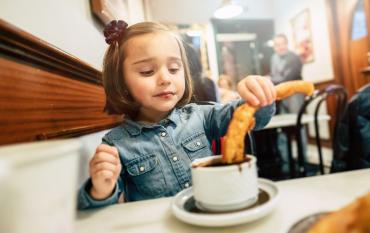 5 Sitios imprescindibles para tomar chocolate con churros con niños en Madrid