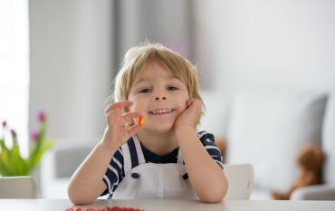 Defensas fuertes. Vitaminas esenciales para niños y alimentos que las aportan