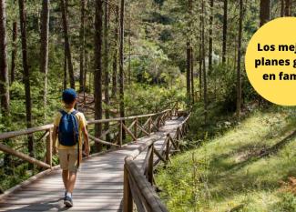NAcimiento del río Cuervo con niños