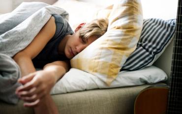 A qué hora deben acostarse los adolescentes según la ciencia del sueño