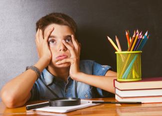 Cómo ayudar a un niño que se distrae al estudiar