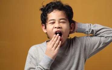 Tu hijo dice que se va a dormir, pero puede que la noche empiece justo ahí