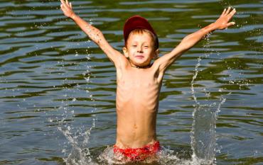 El lago del Pirineo donde bañarse con niños que parece de película