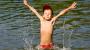 El lago del Pirineo donde bañarse con niños que parece de película