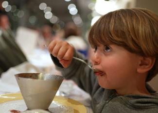 Cuando un niño cena muy tarde