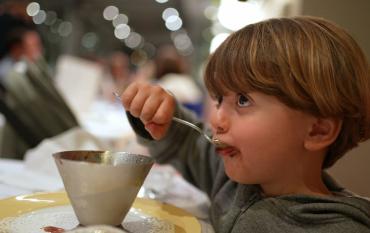 ¿Qué pasa si un niño cena muy tarde? El impacto real en su crecimiento y calidad del sueño