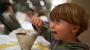 ¿Qué pasa si un niño cena muy tarde? El impacto real en su crecimiento y calidad del sueño