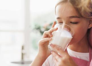 la leche de cereales para los niños