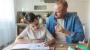 Sentarte con tu hijo a hacer las tareas: ¿ayuda o dependencia?