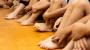 Por qué algunas escuelas están quitando los zapatos a los niños