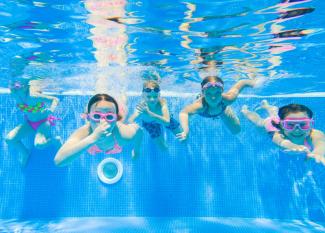 Cómo prevenir las infecciones de los niños en la piscina