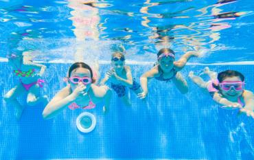Cómo prevenir las infecciones de los niños en la piscina