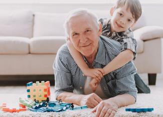 La relación de abuelos y nietos, un amor incondicional