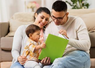 La lectura de padres a niños de 1 a 3 años