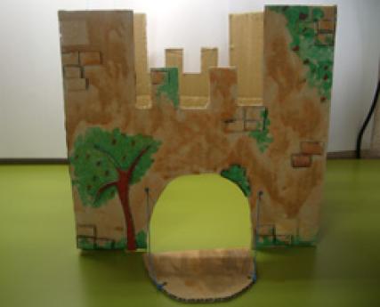 Castillo de cartón. Manualidad de reciclaje para niños