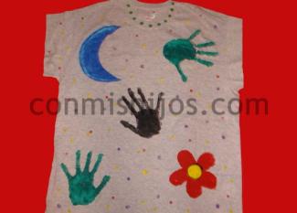 Camiseta pintada. Manualidades de reciclaje para niños