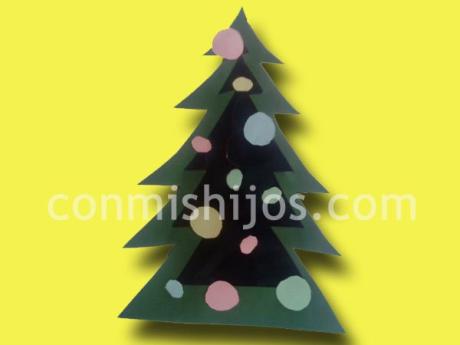 Árbol de Navidad luminoso. Manualidad de cartulina para niños