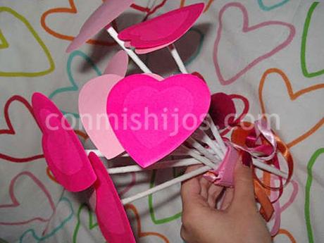 Ramo de corazones. Una manualidad con cartulina para niños